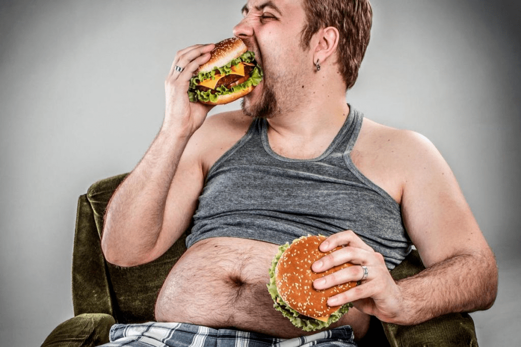 Mann isst Junkfood