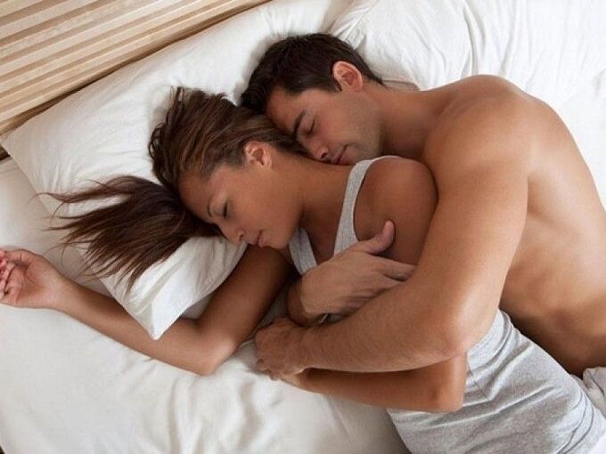 Frau im Bett mit einem Mann, der die Potenz stärkt.